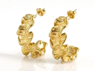 Γυναικεία σκουλαρίκια σχήμα C Ανάγλυφα από Ανοξείδωτο Ατσάλι Επιχρυσωμένα 18K.