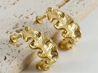 Γυναικεία σκουλαρίκια σχήμα C Ανάγλυφα από Ανοξείδωτο Ατσάλι Επιχρυσωμένα 18K.