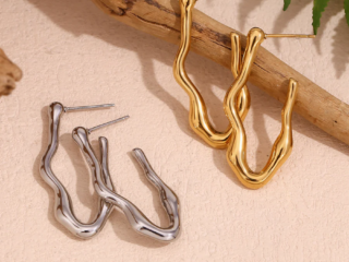 Γυναικεία Σκουλαρίκια Κρίκοι Κυματιστοί από Ατσάλι Επιχρυσωμένοι 18K.