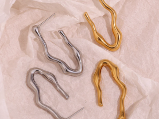 Γυναικεία Σκουλαρίκια Κρίκοι Κυματιστοί από Ατσάλι Επιχρυσωμένοι 18K.