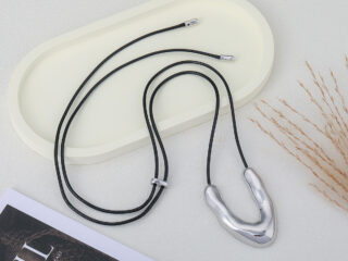 Γυναικείο Μακρύ Κολιέ Πέταλο με Δερμάτινο Κορδόνι Ασημί