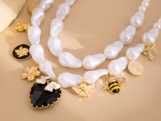 Γυναικείο Κολιέ Statement Black Heart με Διπλή Σειρά Πέρλες και Charms