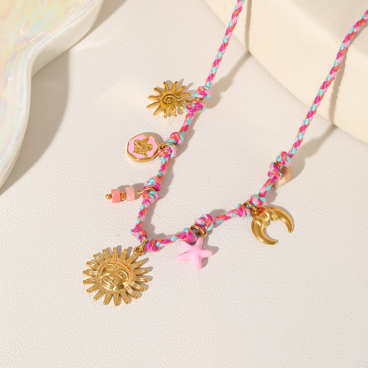 Γυναικείο Κολιέ Magenta Sun από Ανοξείδωτο Ατσάλι σε Πολύχρωμο Κορδόνι Γυναικείο Κολιέ Magenta Sun από Ανοξείδωτο Ατσάλι σε Πολύχρωμο Κορδόνι