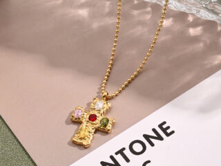 Γυναικείο Κολιέ Ανάγλυφος Σταυρός από Ανοξείδωτο Ατσάλι Επιχρυσωμένο 18Κ