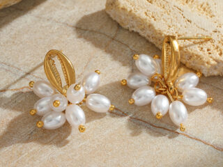 Γυναικεία Σκουλαρίκια Sea Pearls από Ανοξείδωτο Ατσάλι Επιχρυσωμένα 18Κ με Πέρλες