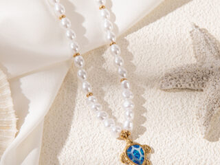 Gynaikeío Kolié Sea Turtle apó Anoxeídoto Atsáli Epichrysoméno 18K me Pérles