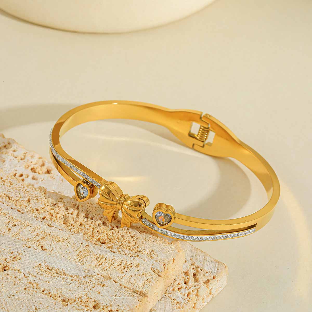 Γυναικείο Βραχιόλι Χειροπέδα Bow από Ανοξείδωτο Ατσάλι Επιχρυσωμένο 18Κ με Zircon Γυναικείο Βραχιόλι Χειροπέδα Bow από Ανοξείδωτο Ατσάλι Επιχρυσωμένο 18Κ με Zircon