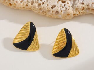 Γυναικεία Σκουλαρίκια Noir Triangle από Ανοξείδωτο Ατσάλι Επιχρυσωμένα 18Κ με Μαύρο Σμάλτο