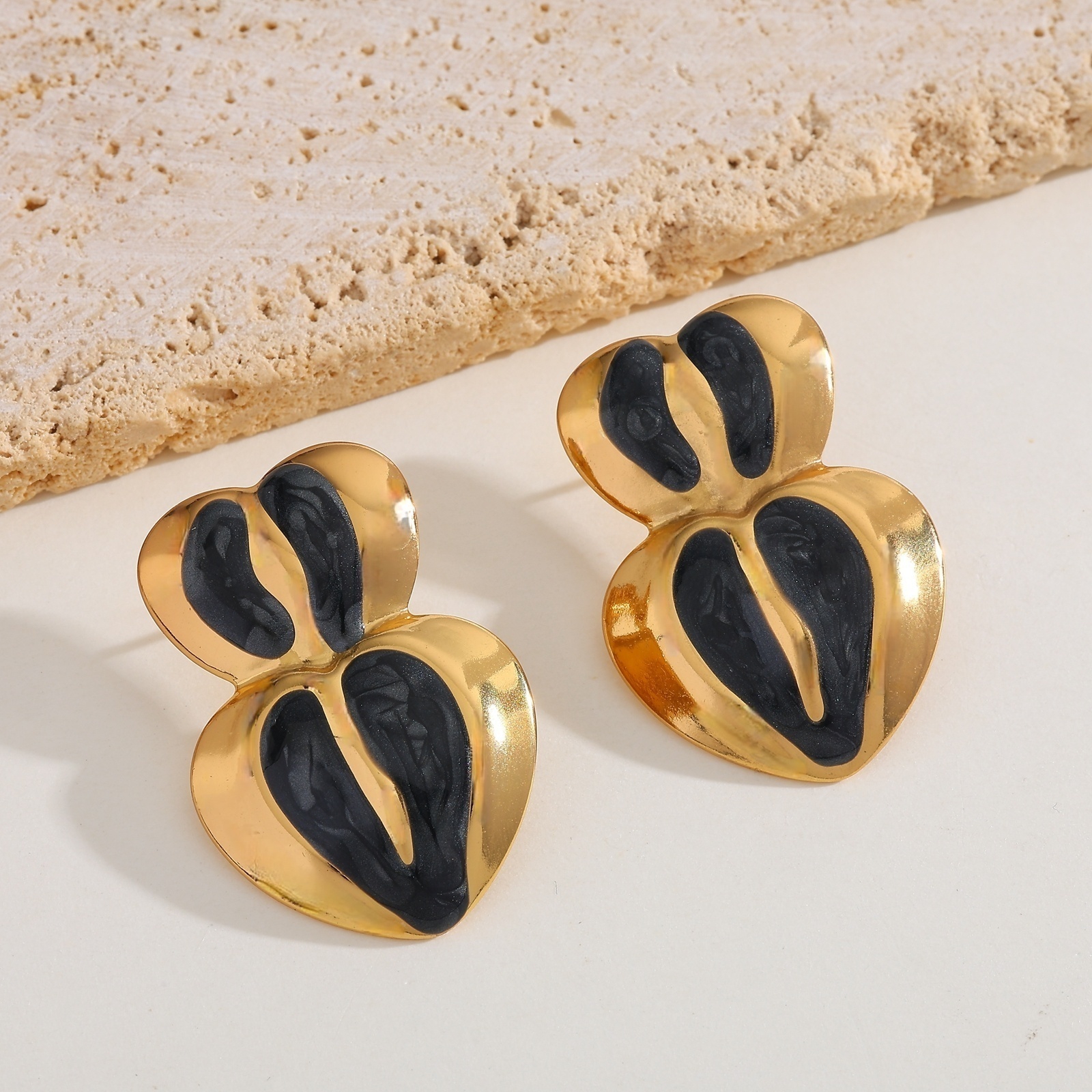 Γυναικεία Σκουλαρίκια Noir Heartbeat από Ανοξείδωτο Ατσάλι Επιχρυσωμένα 18Κ με Μαύρο Σμάλτο Γυναικεία Σκουλαρίκια Noir Heartbeat από Ανοξείδωτο Ατσάλι Επιχρυσωμένα 18Κ με Μαύρο Σμάλτο