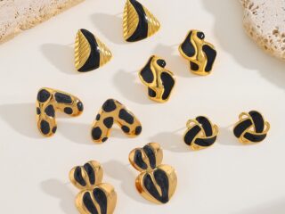 Γυναικεία Σκουλαρίκια Noir Triangle από Ανοξείδωτο Ατσάλι Επιχρυσωμένα 18Κ με Μαύρο Σμάλτο