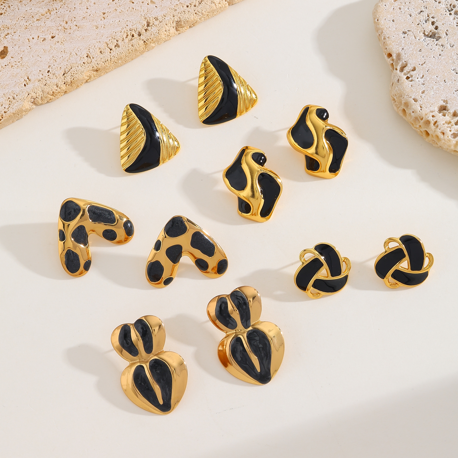 Γυναικεία Σκουλαρίκια Noir Triangle από Ανοξείδωτο Ατσάλι Επιχρυσωμένα 18Κ με Μαύρο Σμάλτο Γυναικεία Σκουλαρίκια Noir Triangle από Ανοξείδωτο Ατσάλι Επιχρυσωμένα 18Κ με Μαύρο Σμάλτο