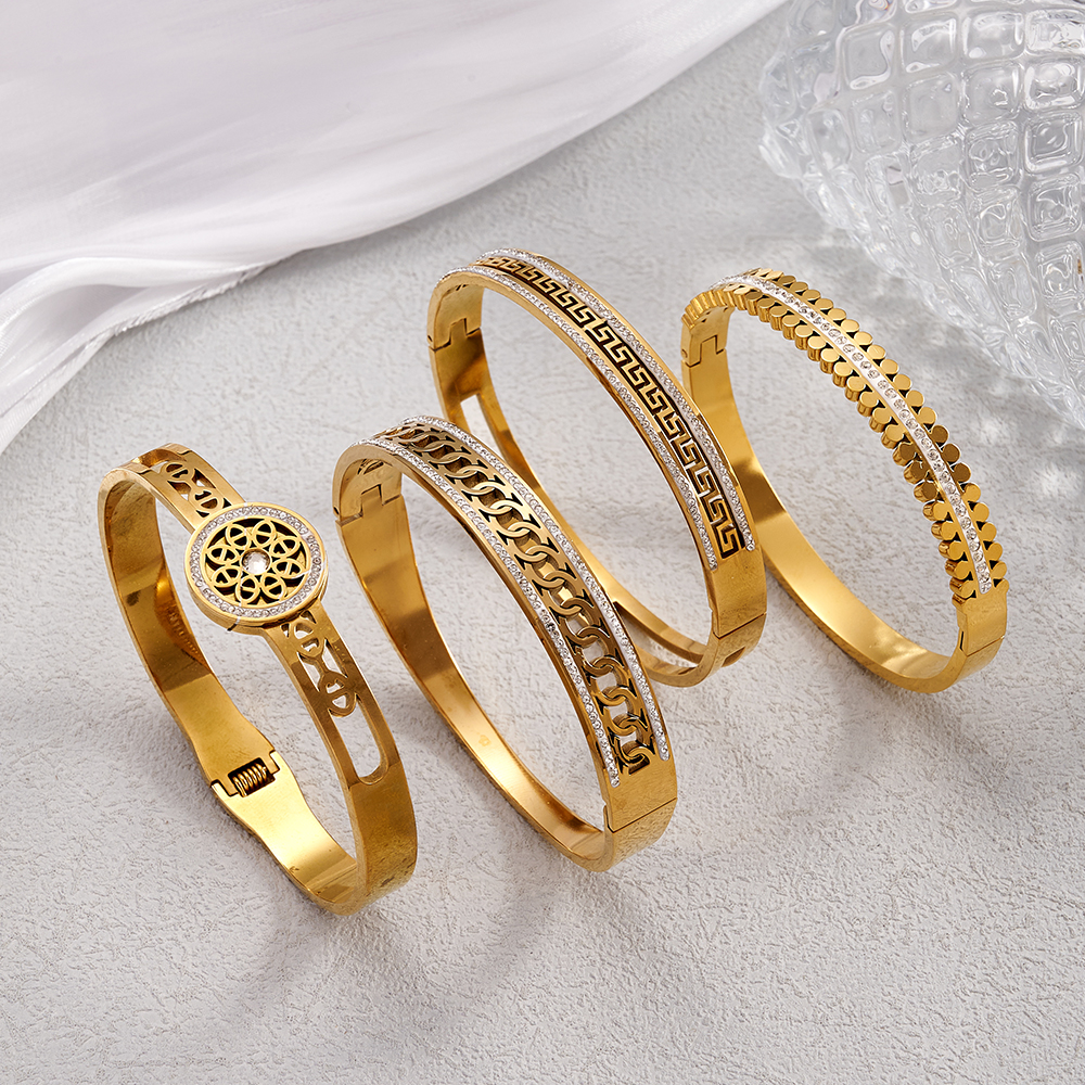 Γυναικείο Βραχιόλι Χειροπέδα Greek Chic από Ανοξείδωτο Ατσάλι Επιχρυσωμένο 18Κ με Zircon Γυναικείο Βραχιόλι Χειροπέδα Greek Chic από Ανοξείδωτο Ατσάλι Επιχρυσωμένο 18Κ με Zircon