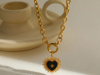 Γυναικείο Κολιέ Midnight Love από Ανοξείδωτο Ατσάλι Επιχρυσωμένο 18Κ με Μαύρη Καρδιά