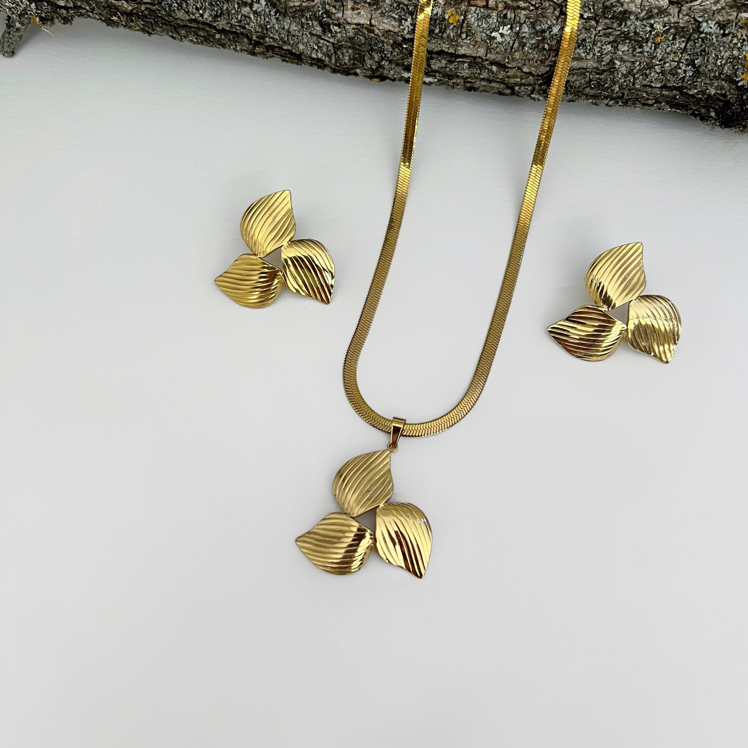 Γυναικείο Σετ Κολιέ - Σκουλαρίκια Leaf Flow από Ανοξείδωτο Ατσάλι Χρυσό Γυναικείο Σετ Κολιέ - Σκουλαρίκια Leaf Flow από Ανοξείδωτο Ατσάλι Χρυσό