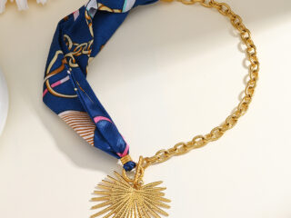 Γυναικείο Κολιέ Navarino Silk & Gold Scarf Necklace από Ανοξείδωτο Ατσάλι Επιχρυσωμένο 18Κ σε Υφασμάτινο Μαντήλι