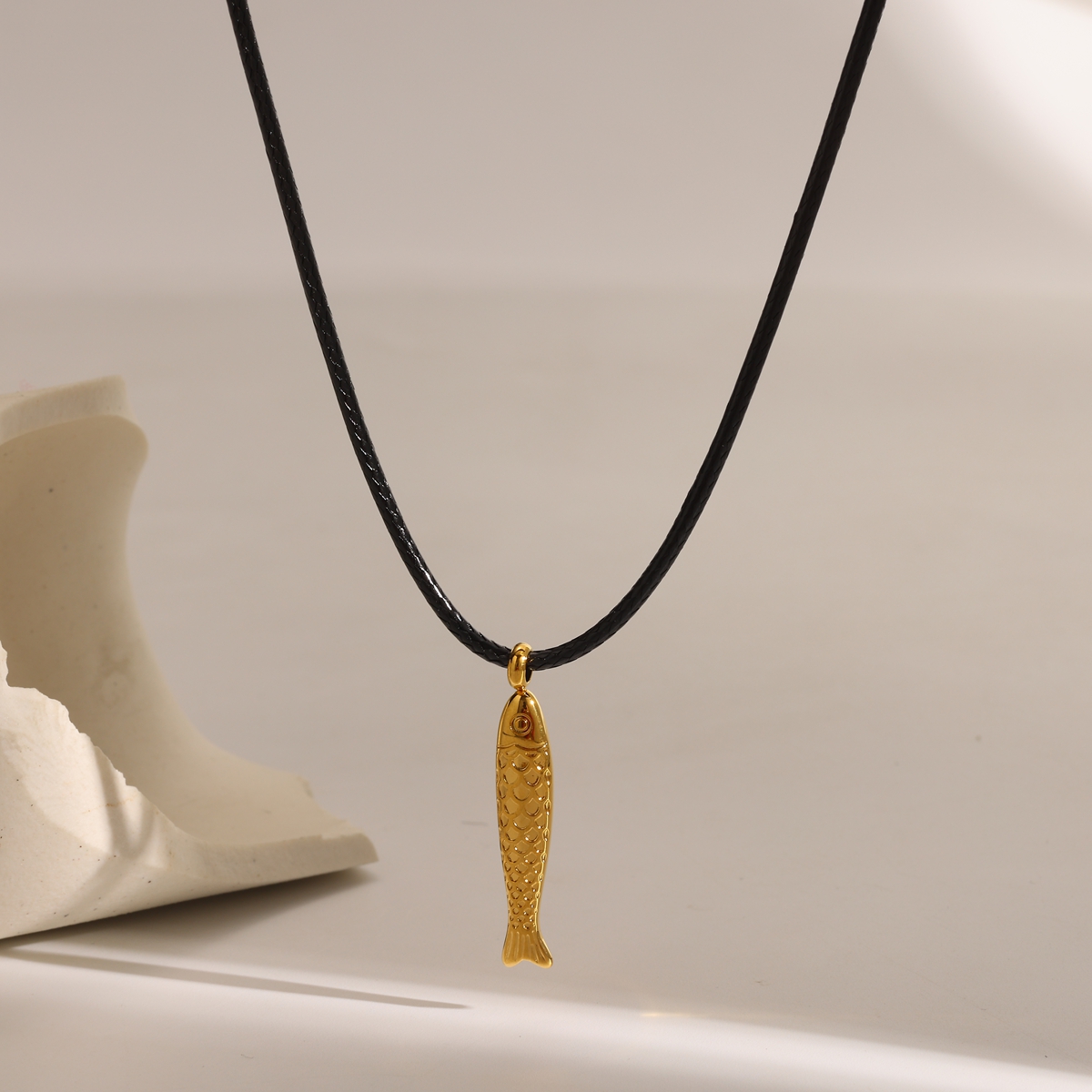 Γυναικείο Κολιέ Piscis Little Fish Cord Necklace από Ανοξείδωτο Ατσάλι σε Κοκκίνο και Μαύρο Κορδόνι με Ψαράκι Γυναικείο Κολιέ Piscis Little Fish Cord Necklace από Ανοξείδωτο Ατσάλι σε Κοκκίνο και Μαύρο Κορδόνι με Ψαράκι