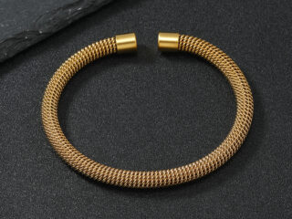 Ανδρικό Βραχιόλι Helix Twisted Cuff από Ανοξείδωτο Ατσάλι με Ανάγλυφη Πλέξη Mesh σε Χρυσό