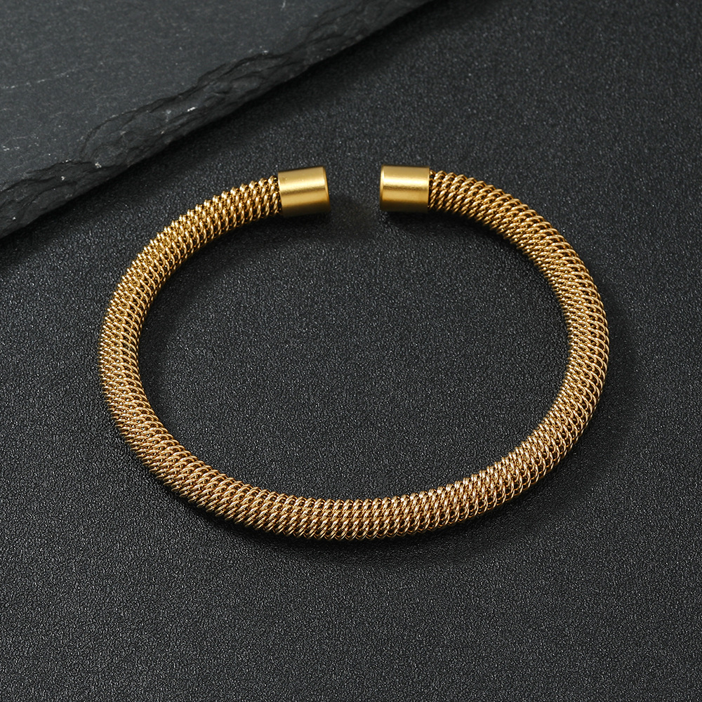 Ανδρικό Βραχιόλι Helix Twisted Cuff από Ανοξείδωτο Ατσάλι με Ανάγλυφη Πλέξη Mesh σε Χρυσό Ανδρικό Βραχιόλι Helix Twisted Cuff από Ανοξείδωτο Ατσάλι με Ανάγλυφη Πλέξη Mesh σε Χρυσό