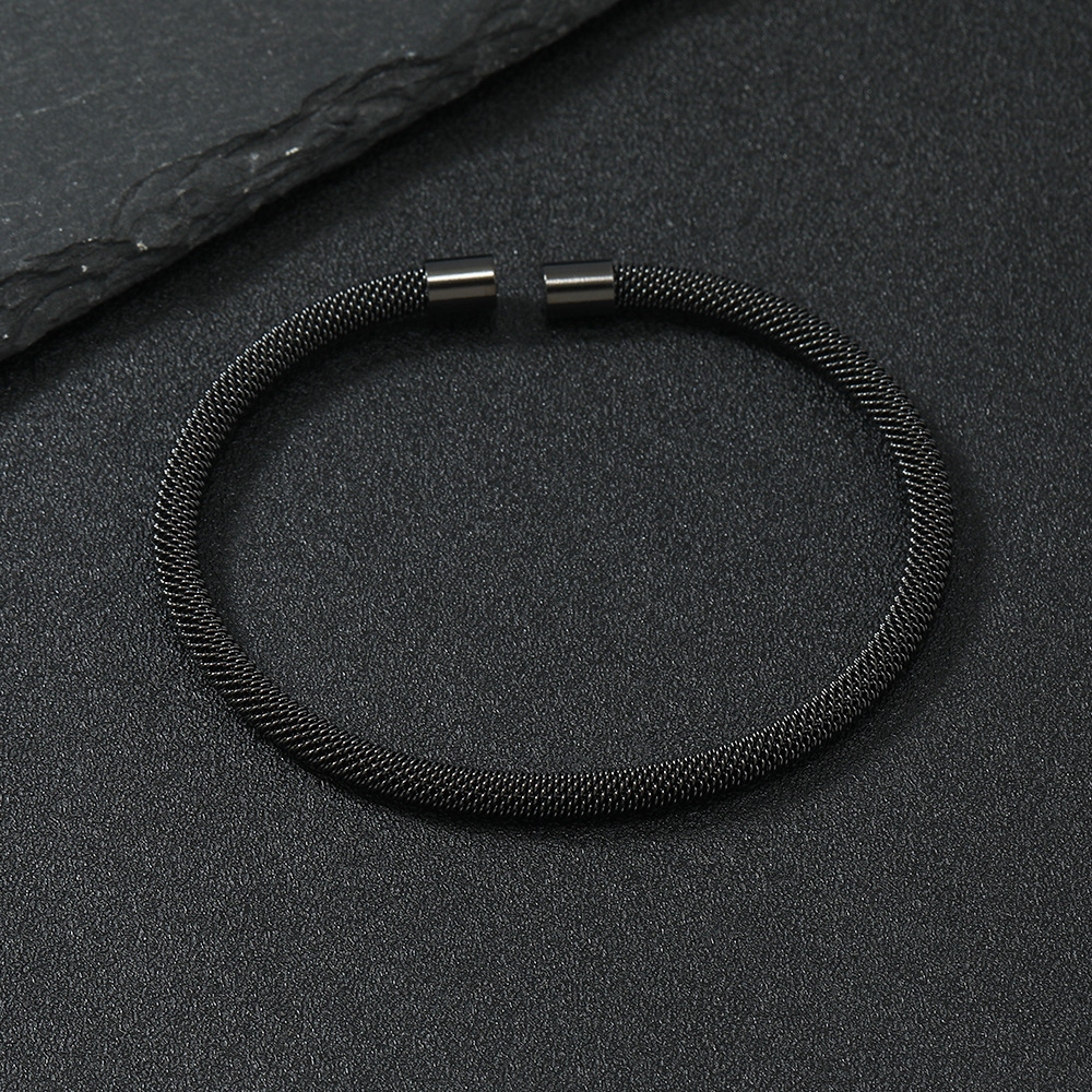 Ανδρικό Βραχιόλι Helix Twisted Cuff από Ανοξείδωτο Ατσάλι με Ανάγλυφη Πλέξη Mesh Μαύρο Ανδρικό Βραχιόλι Helix Twisted Cuff από Ανοξείδωτο Ατσάλι με Ανάγλυφη Πλέξη Mesh Μαύρο