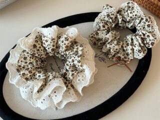 Υφασμάτινο Λαστιχάκι Μαλλιών Μεγάλο Scrunchie με Floral Μοτίβο & Δαντέλα