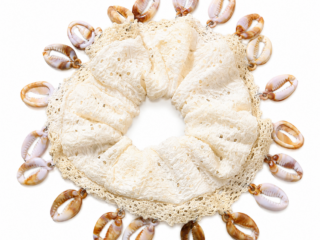 Υφασμάτινο Λαστιχάκι Μαλλιών Scrunchie με Δαντέλα και Κοχύλια