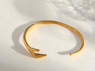 Γυναικείο Βραχιόλι Hug Gold Open Cuff από Ανοξείδωτο Ατσάλι Επιχρυσωμένο 18Κ Ανοιχτού Τύπου