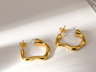 Γυναικεία Σκουλαρίκια Pearl Wave C-Hoops από Ανοξείδωτο Ατσάλι Επιχρυσωμένα 18Κ
